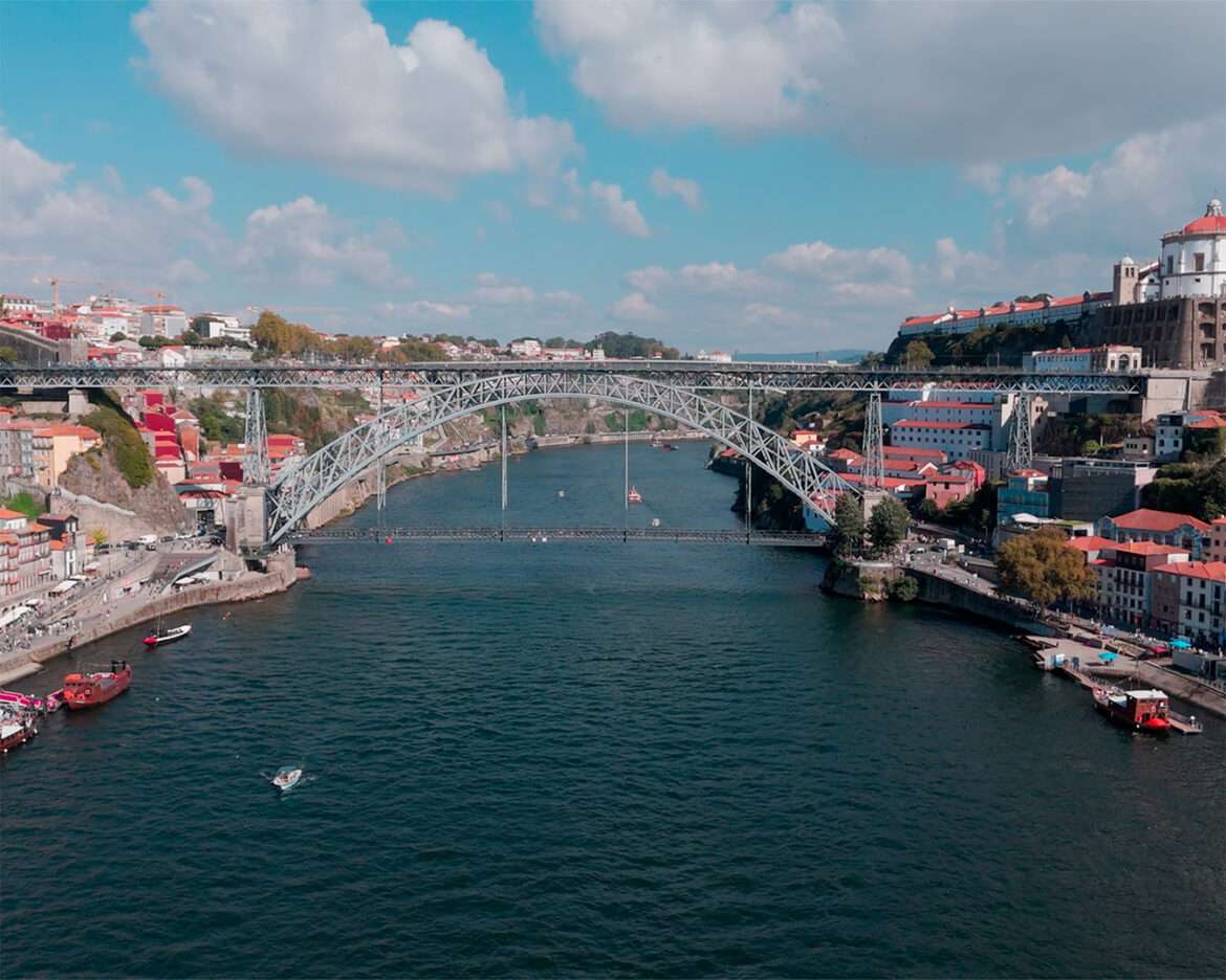 The Luís I bridge seen from above the Douro with Porto on the left and Gaia on the right