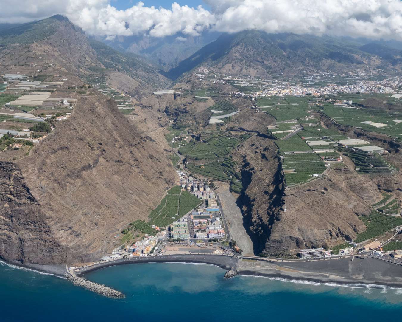 The mouth of the Barranco de las Angustias and the harbour of Tazacorte from the air
