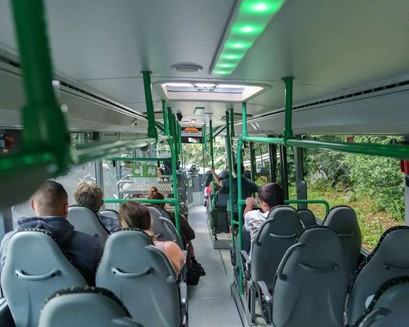 Fahrgäste im Bus der Linie 300 auf der Querung von Santa Cruz nach Los Llanos