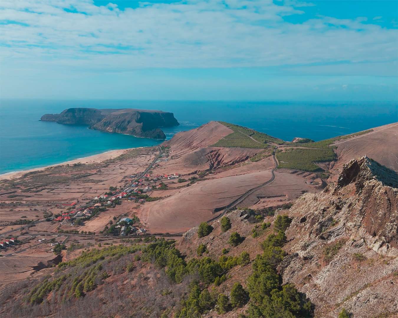 Das südwestliche Ende von Porto Santo, der Strand läuft auf Ilheu de Baixo zu