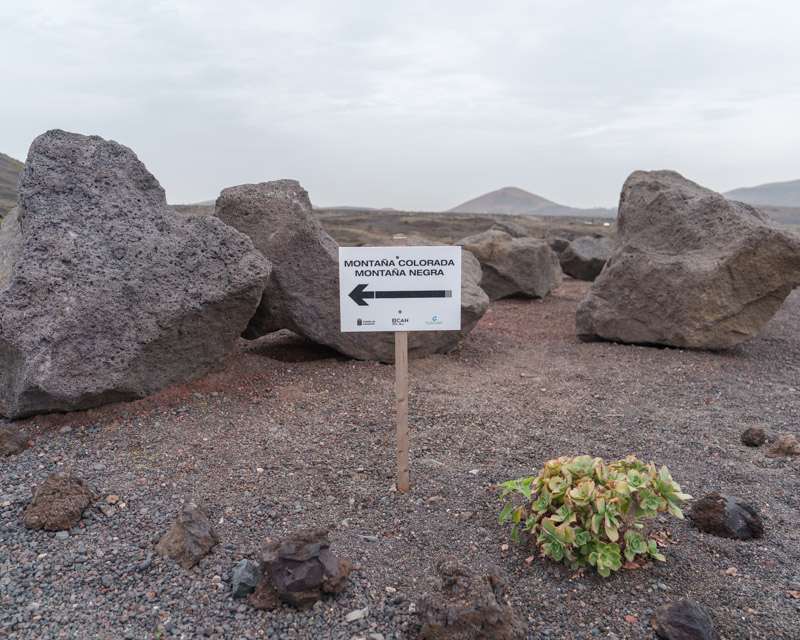 Waymarker between lava blocks in the Parque Natural de Los Volcanes, Lanzarote