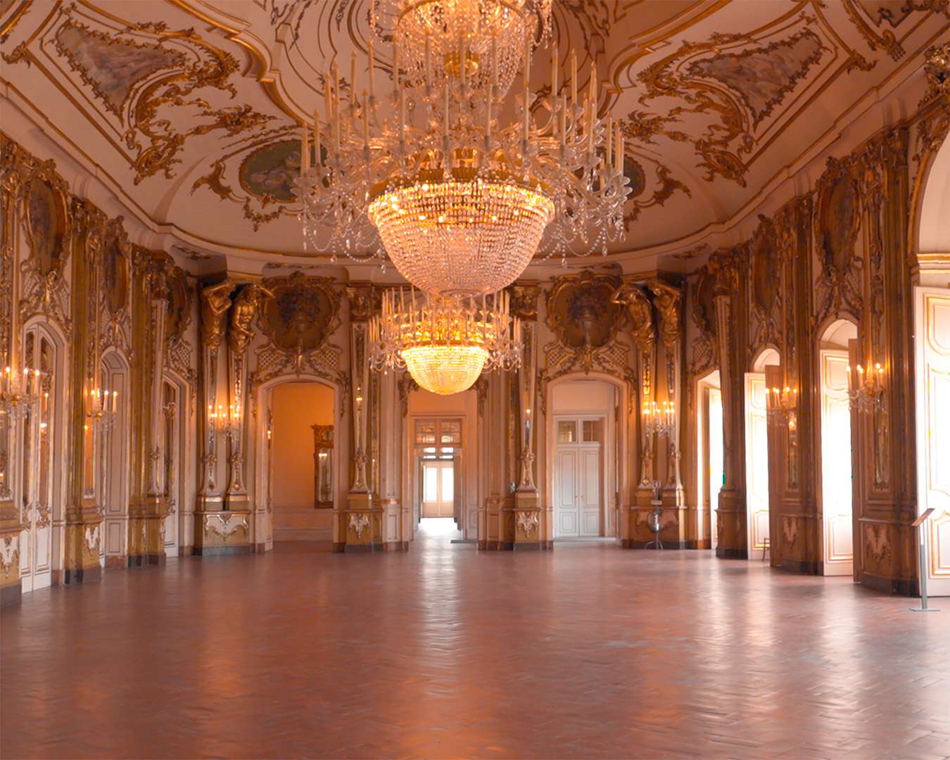 Verspiegelter Rokokosaal in Queluz mit Kronleuchtern und bemalter Decke