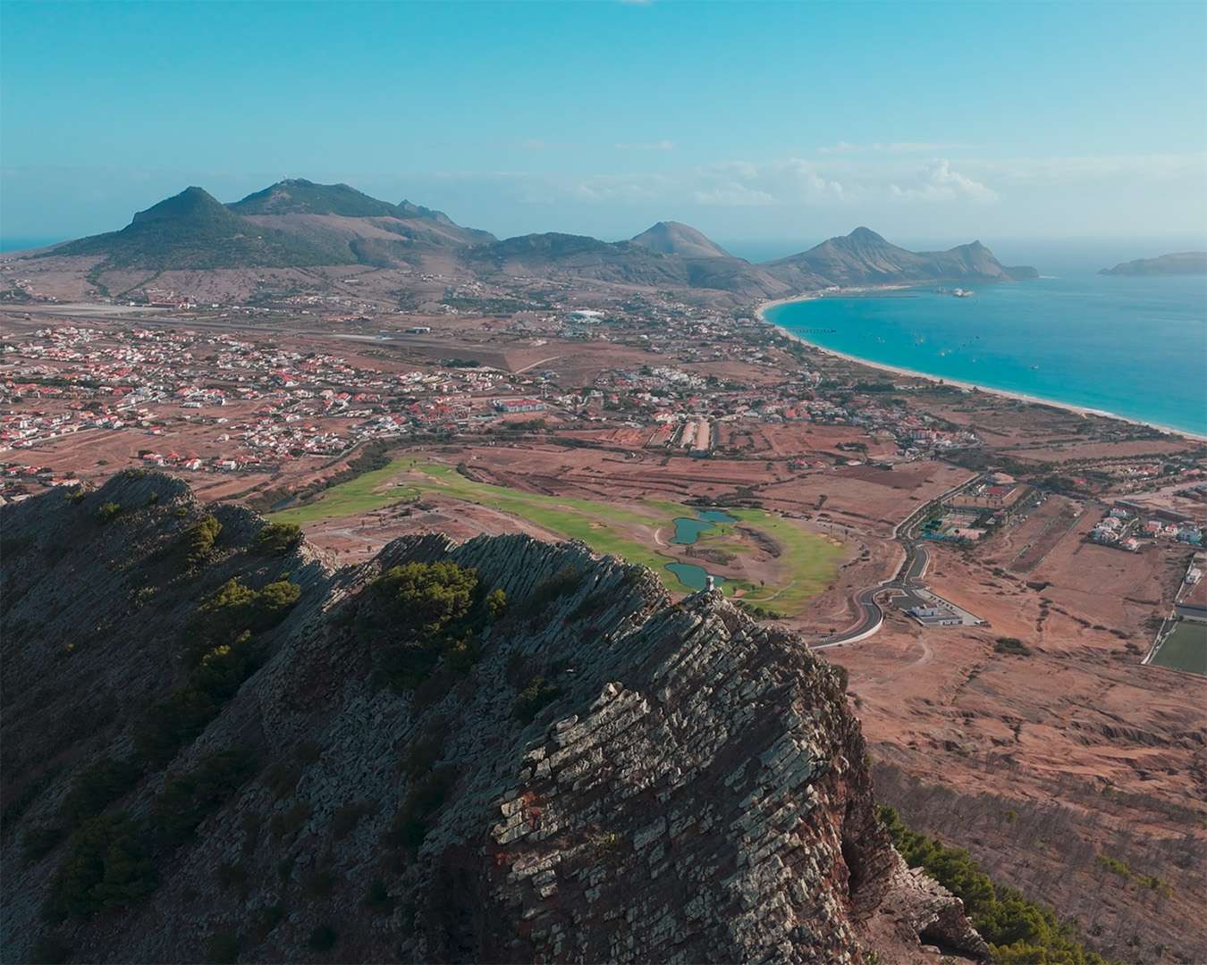 Blick von der Höhe über Porto Santo, Golfplatz, Ort und die ganze Länge der Bucht