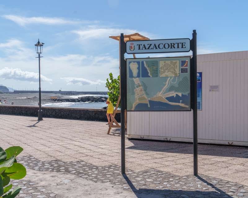 Restaurantterrassen und bunte Häuser an der Strandpromenade von Puerto de Tazacorte