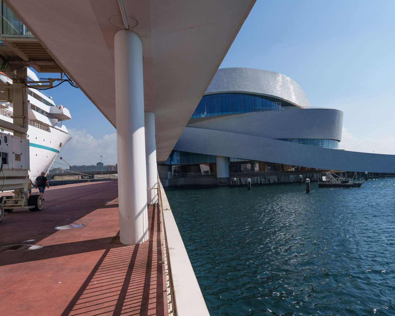 Kreuzfahrtschiff an der Pier von Leix&otilde;es neben dem wei&szlig;en Spiralbau des Terminals