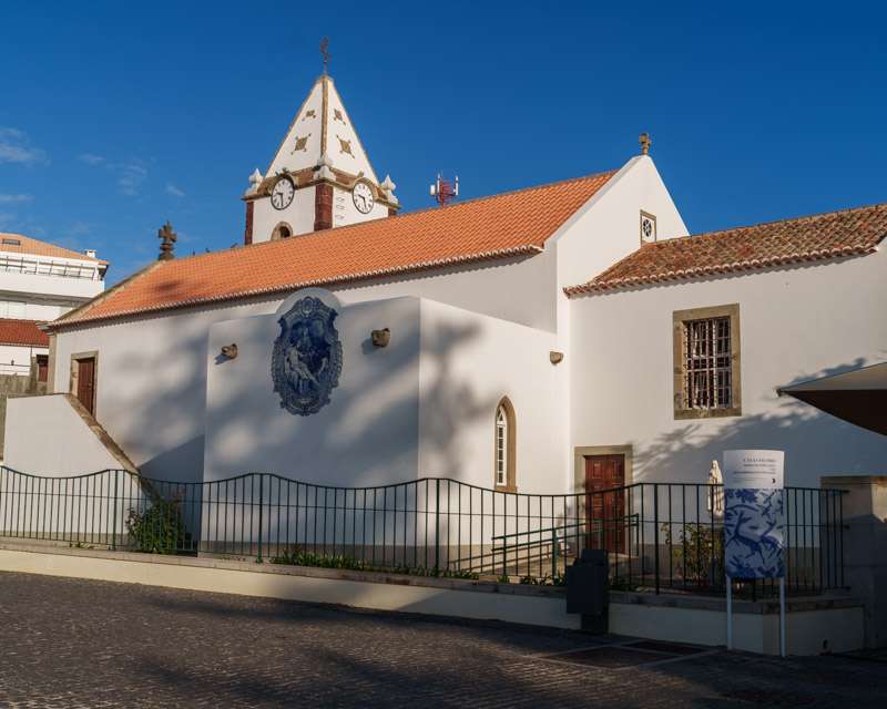Nossa Senhora da Piedade in Vila Baleira, weiße Fassade mit blauem Kachelbild und Uhrturm