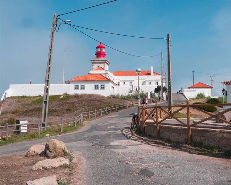 Weg hinauf zum Leuchtturm am Cabo da Roca mit roter Laterne über den Atlantikklippen