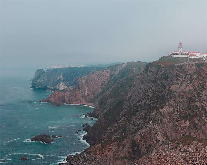 Die Klippen des Cabo da Roca fallen im Seedunst zum Atlantik ab