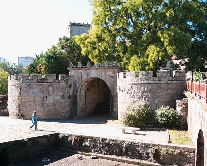 Crenellated stone gateway and bridge over the Río Con at the Vista Alegre enclosure, Vilagarcía de Arousa