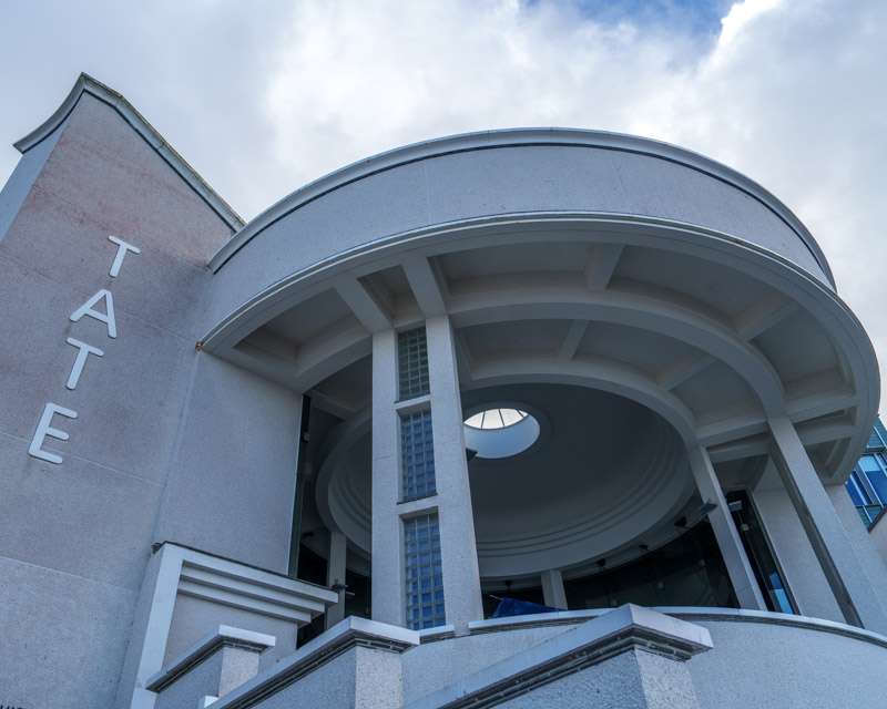 The curved white facade of Tate St Ives above Porthmeor Beach