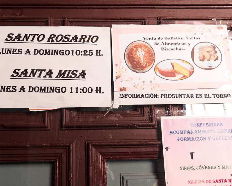 Notice on the convent door in Vilagarcía de Arousa giving rosary and mass times and the sale of almond cakes at the torno