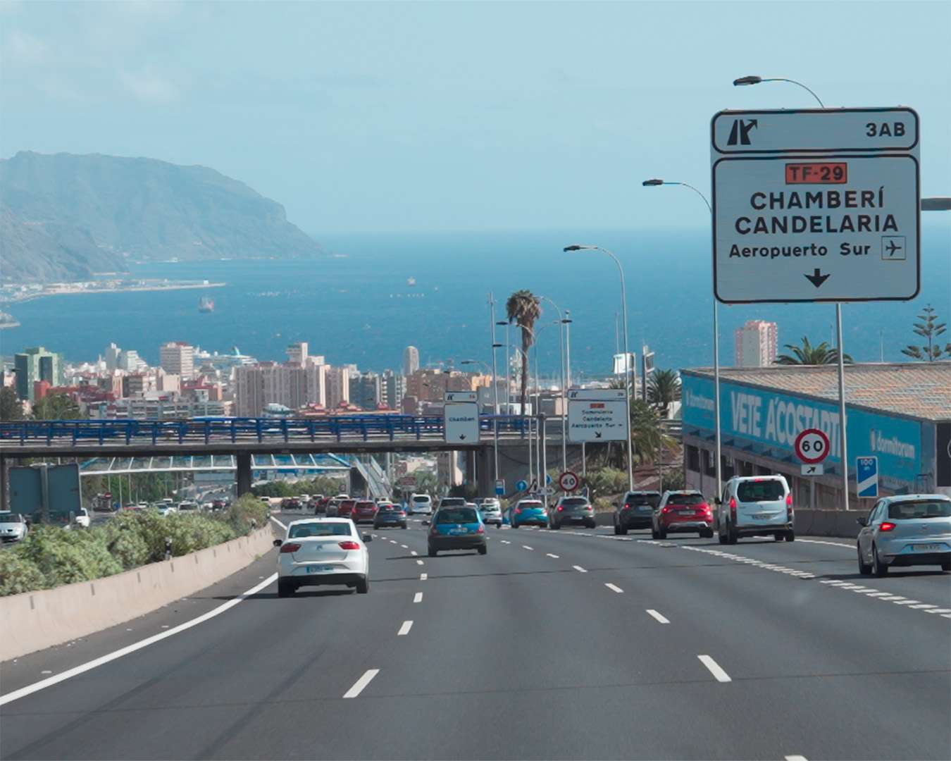 Blick von der Autobahn auf die Küste und das Anaga-Gebirge bei der Ausfahrt aus Santa Cruz de Tenerife