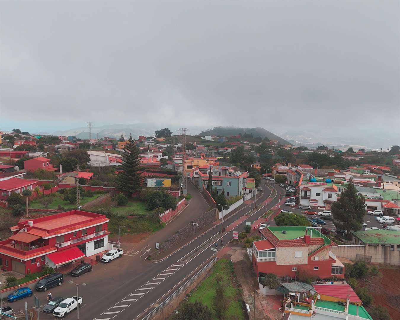 Rote Hausdächer von El Rosario unter der Wolkenschicht auf dem Weg nach Las Raíces