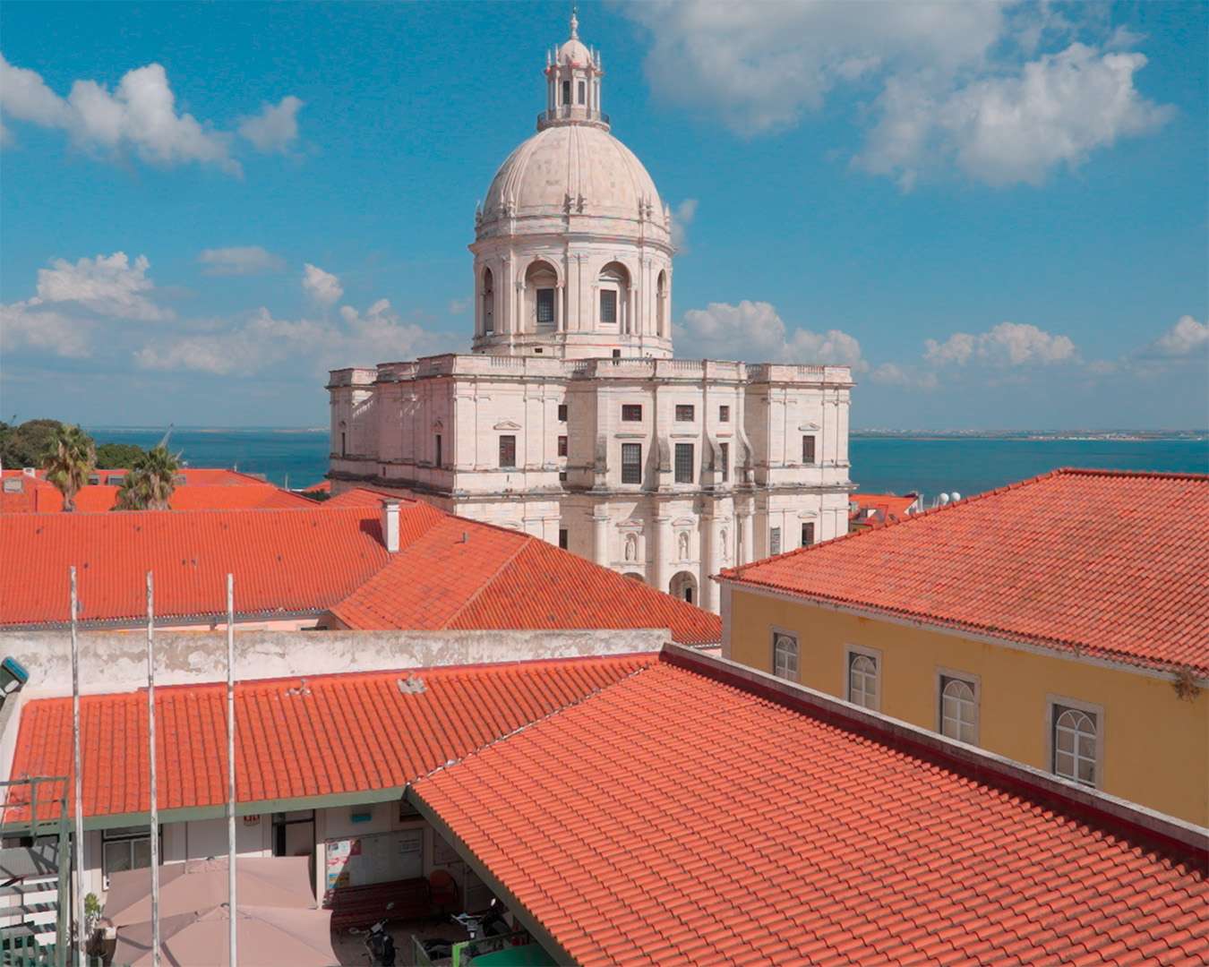 Die weiße Kuppel von Santa Engrácia über den Ziegeldächern der Alfama und dem Tejo