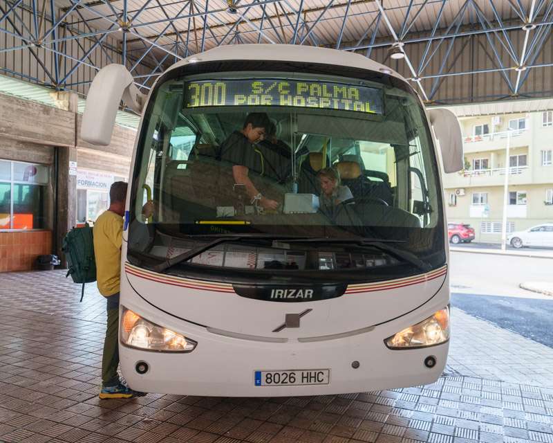 Bus mit der Zielanzeige 300 nach Santa Cruz am Busbahnhof von Los Llanos