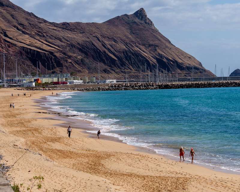 Strand am Jachthafen von Porto Santo mit Mole und der Landzunge Ilheu de Baixo dahinter