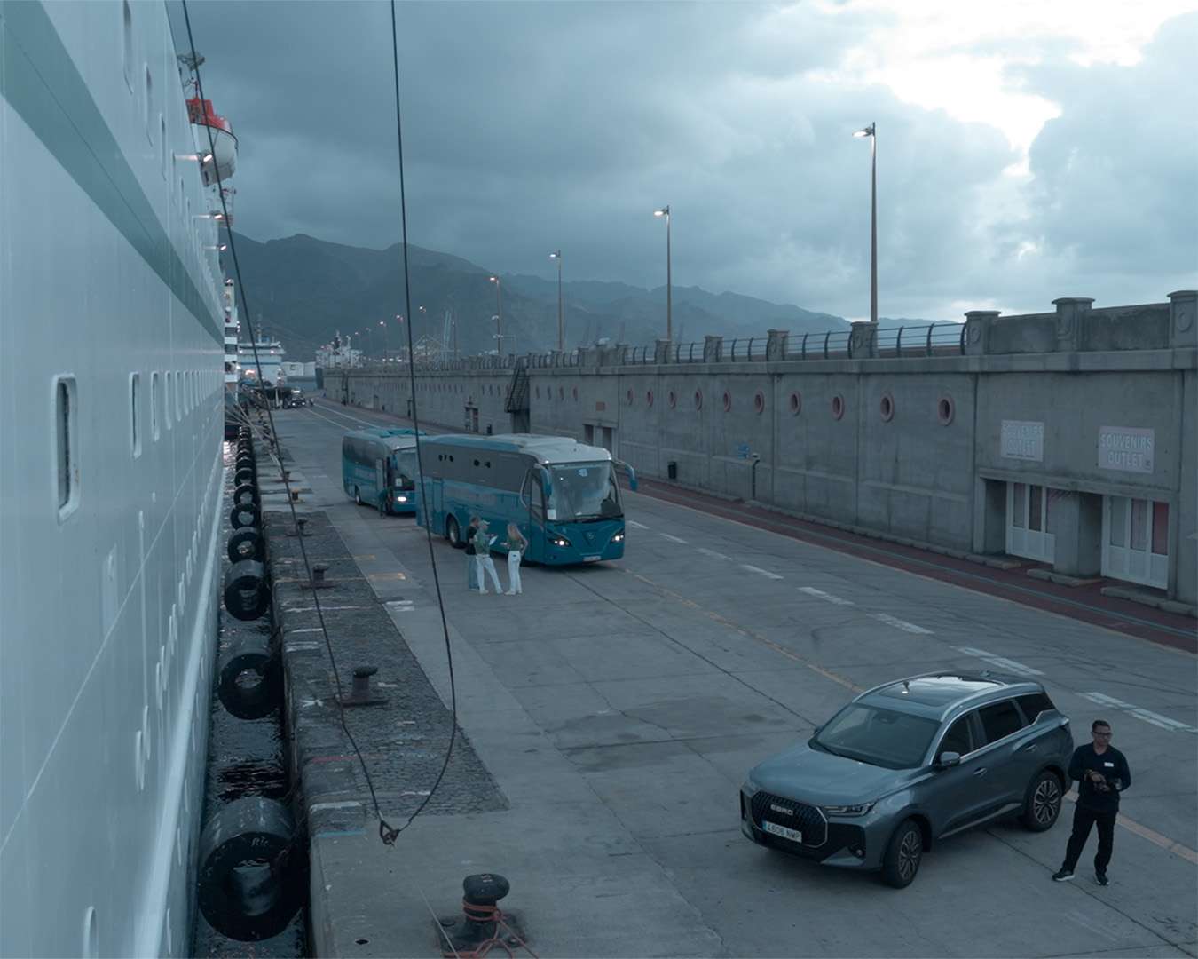 Busse warten an der Pier neben dem Schiff in Santa Cruz de Tenerife