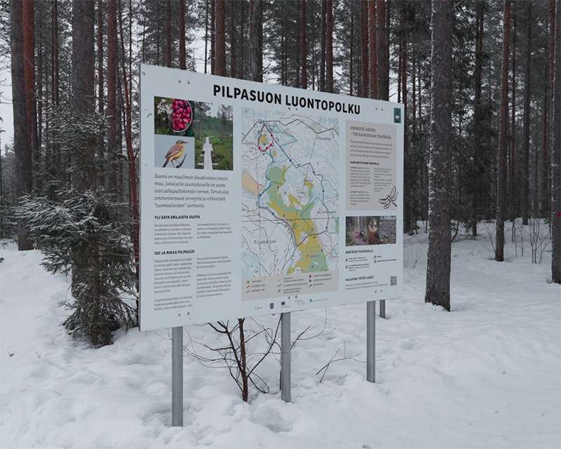 Information board with the map of the Pilpasuon Luontopolku trails in the snow